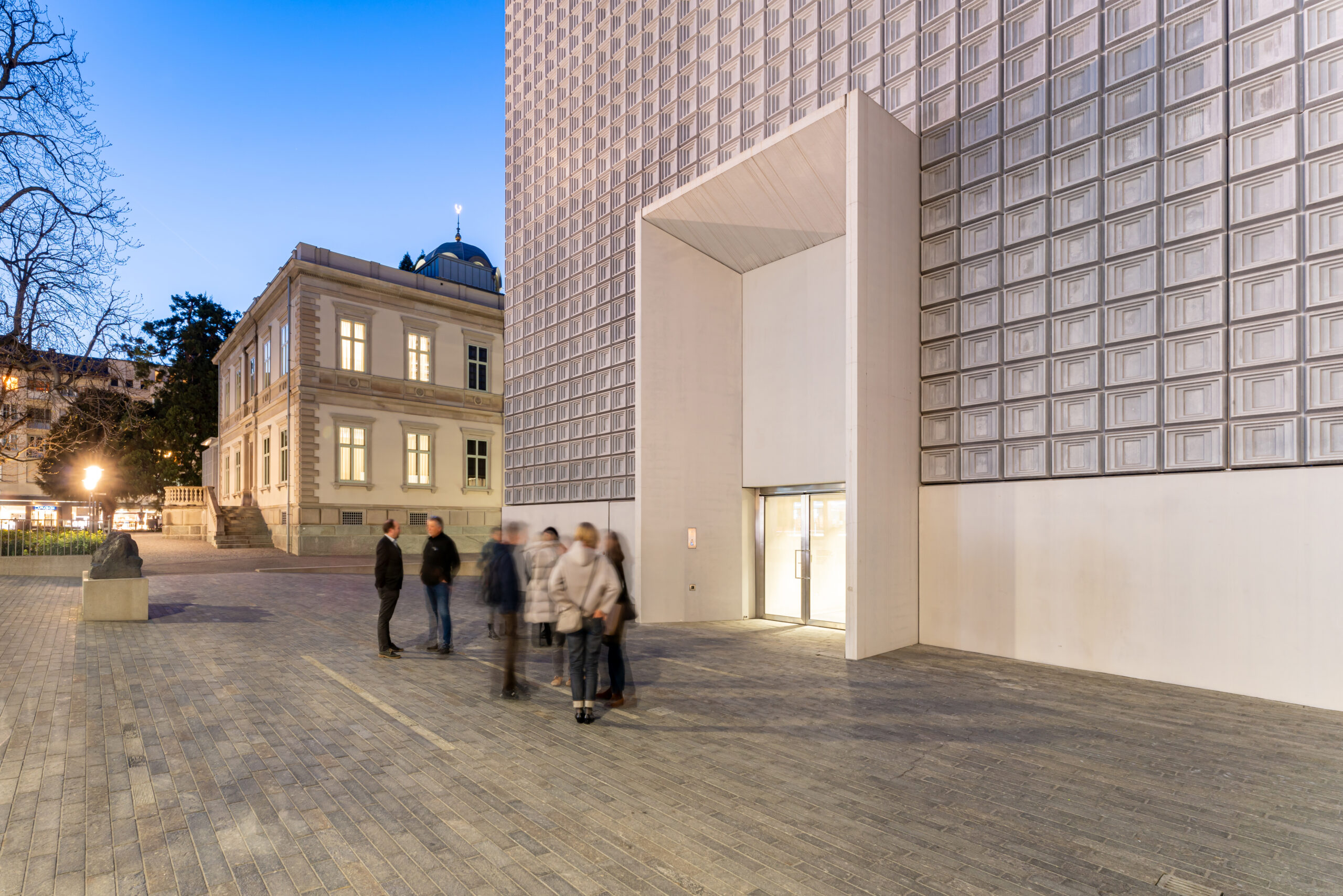 bkm-besucher-nacht-aussen-02